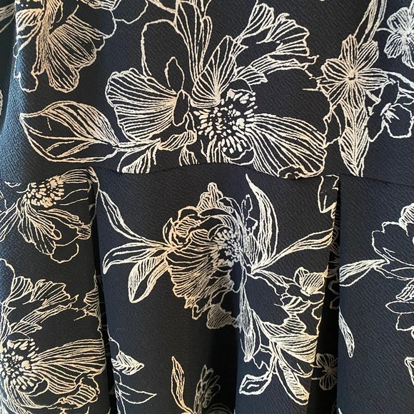 Soprano Navy / White Floral Halter Fit and Flare Dress Sz Med (juniors) NWT - Picture 4 of 7